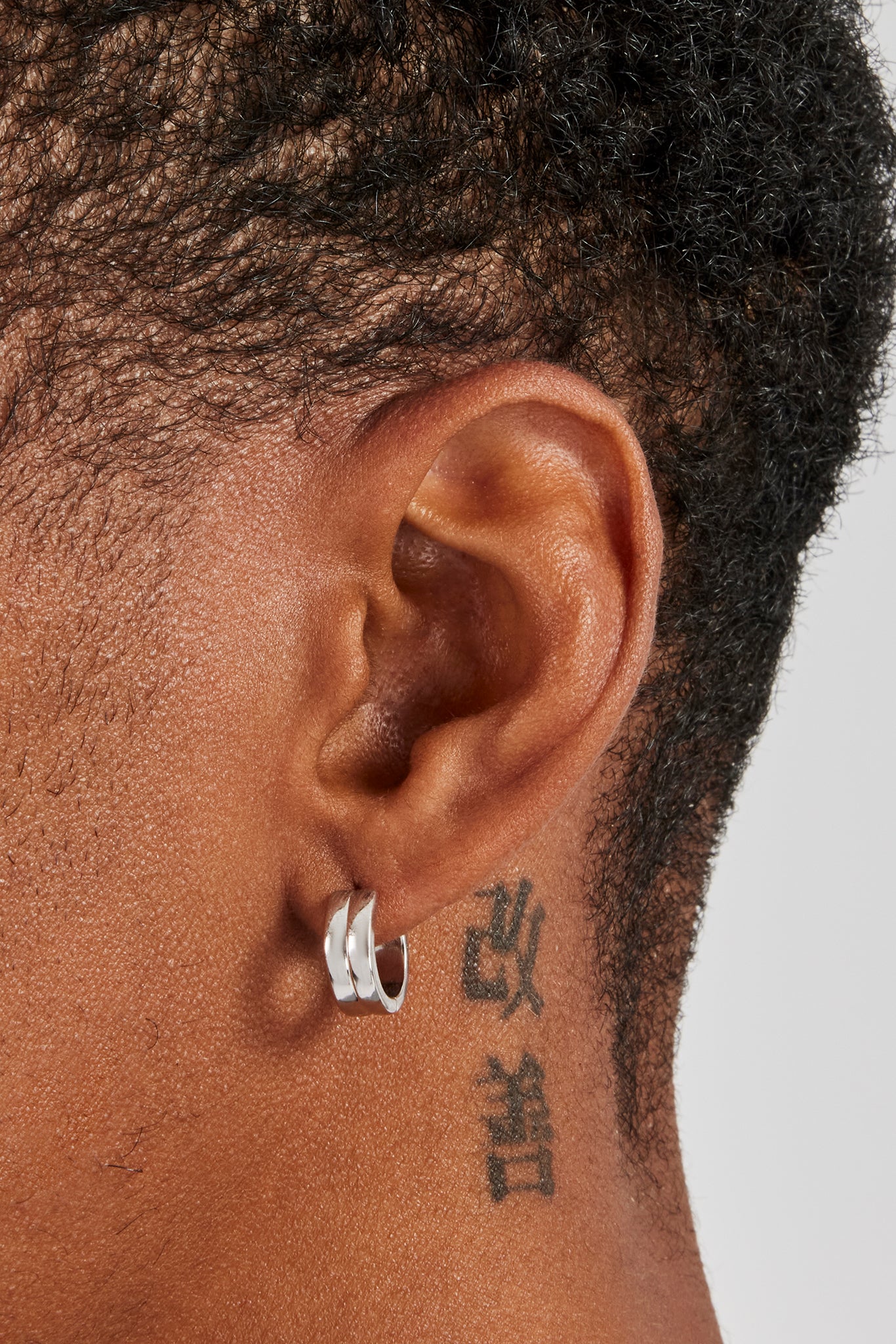 Polierte runde Huggie-Ohrringe – 10 mm